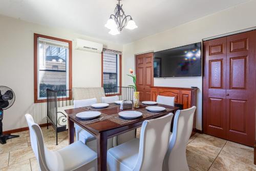 Hillside House | 1 Bus Stop To NYC-Hot Tub-EWR Airport-Free Parking