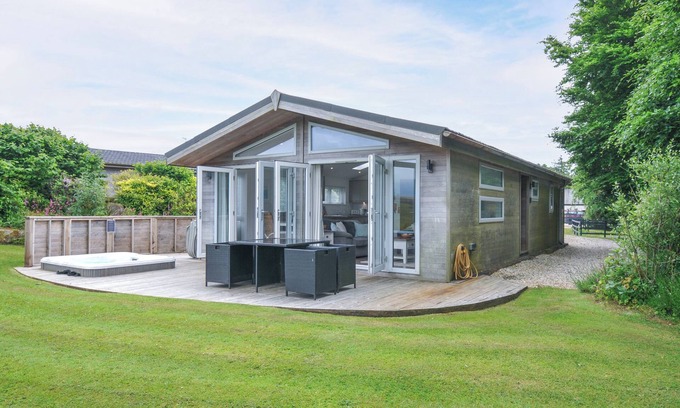 Dobwalls Cottage | 1 HORIZON VIEW, romantic, luxury holiday cottage in Dobwalls