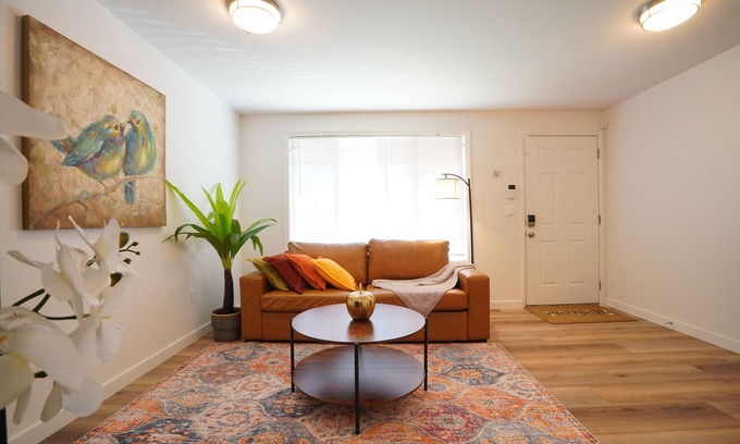 Everett House | 1 King 2BR w/smartTV, Wifi & stocked kitchen in tranquil