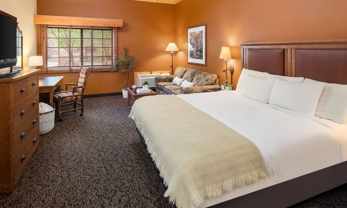 Rothschild Hotel | 1 King Accessible Room With Access to Pool, Hot Tub, and Gym