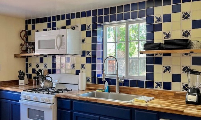 Las Cruces House | 1 king bd with big fenced back yard pets welcome