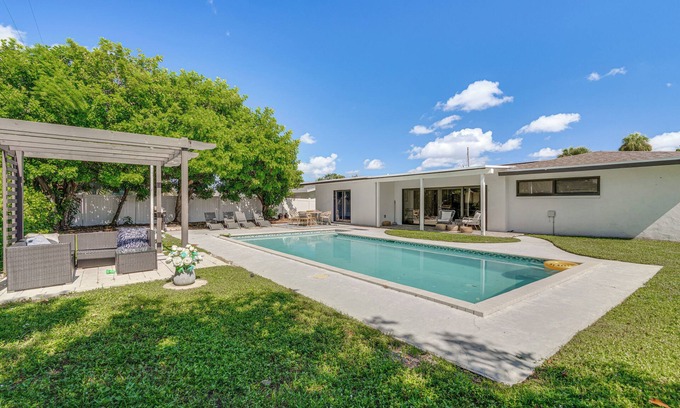 Yacht Club House | 1 Mi to Beach: Modern Cape Coral Home w/ Pool
