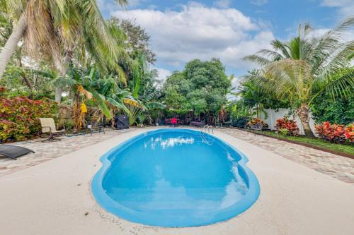 Lantana House | 1 Mi to Beach Sunny Lantana Cottage with Pool!