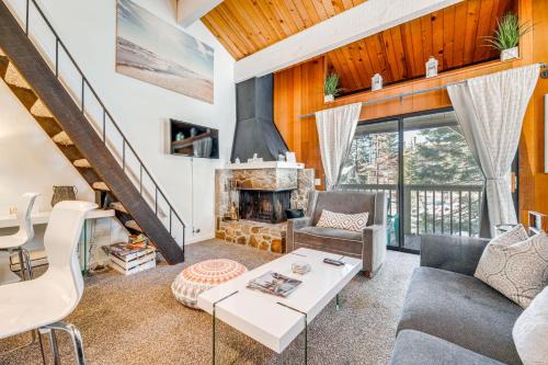 Kings Beach Apartment | 1 Mi to Lake Tahoe Condo with Pool Access
