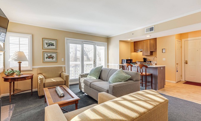 Norwich Apartment | 1 Mi to Mohegan Sun: Studio w/Golf Course Views