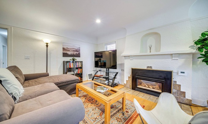 Seattle House | 1 Mi to Univ of Wash Campus: Seattle Home w/Yard!