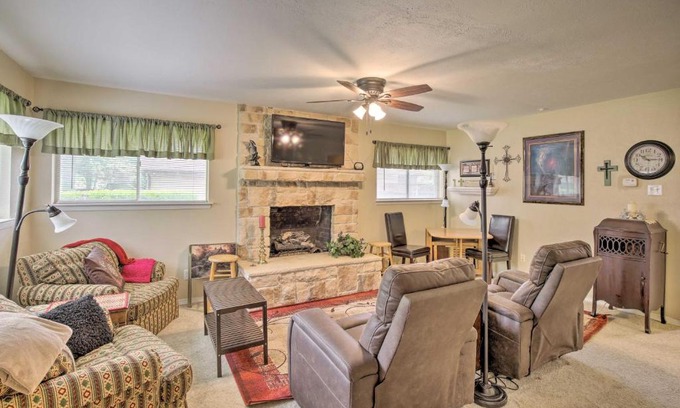 Richardson House | 1 Mi to University of Texas Home in Richardson!