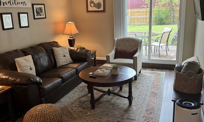 College Station House | 1 mile to campus - Relaxing Duplex - Sleeps 6 or up to 11