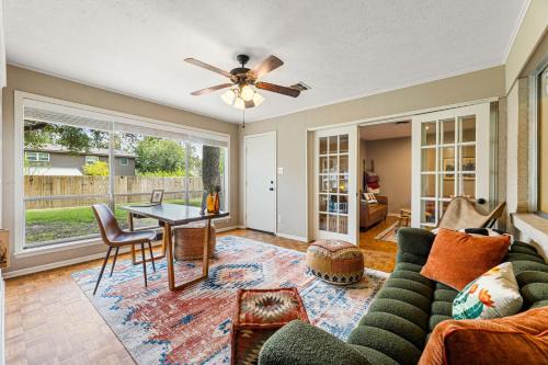Woodson Village - Pershing House | 1 Mile to Texas A&M & Kyle Field - 5BD with Pingpong Table, Firepit and parking for 8 cars!