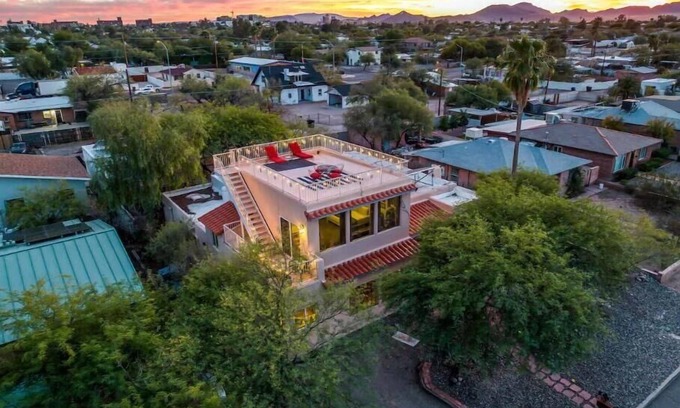 Jefferson Park House | 1 mile to UofA, 5 minutes to downtown. 360 views of city lights & mountains!