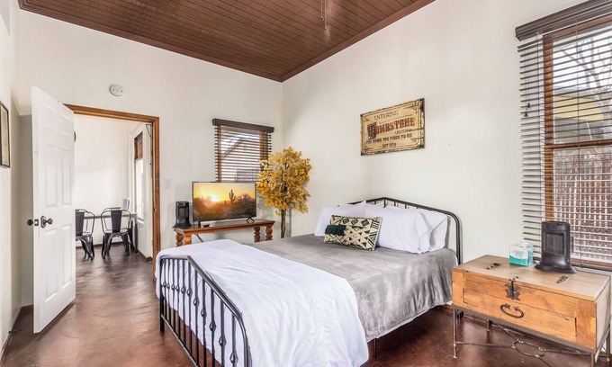 Tombstone House | 1 min walk to O.K. Corral & Allen St. Perfect for families & dog friendly.