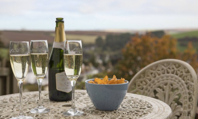 Salcombe Apartment | 1 NORTH CREST HOUSE, pet friendly, with open fire in Salcombe