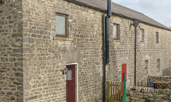Blackwell in the Peak Cottage | 1 PRIMITIVE MEWS, pet friendly, with a garden in Chelmorton