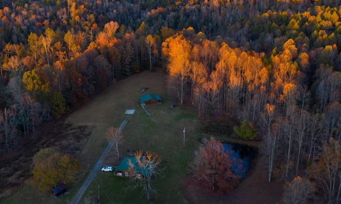 Hico Cabin | 1 room cabin Fern Creek Cabins @ New River Gorge White Water Hiking Hot tub. nnn