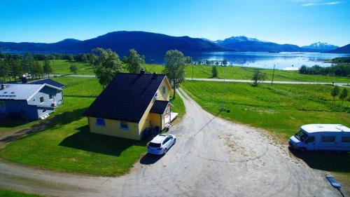 Evenskjer House | 1 Room in The Yellow House, close to Airport & Lofoten