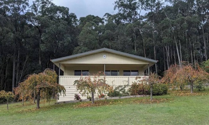 East Warburton Cottage | 1 x Queen Bedroom Cottage with Spa