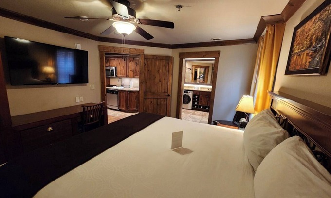 Gatlinburg Cabin | 10/25-11/01/2025 Beautiful Cabin/Indoor Waterpark/Outdoor Pools/MiniGolf/Zipline