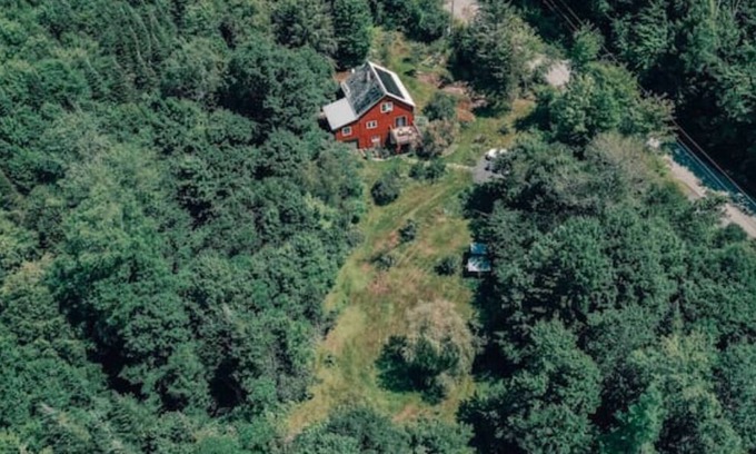 Wolcott House | 10 Acres w FirePit, HotTub, Near Stowe/Lake Elmore