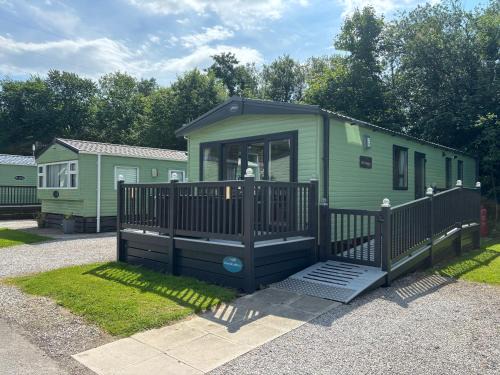 Tewitfield Resort | 10 Borwick Lakes - En suite - King size bed