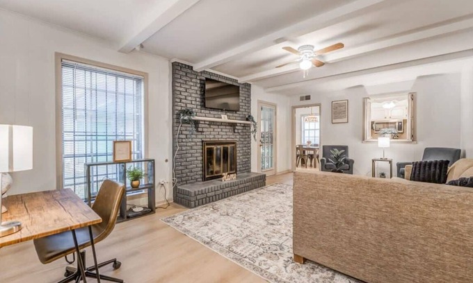 Memphis House | 10 from U of Memphis & Airport- Pinecrest Perch