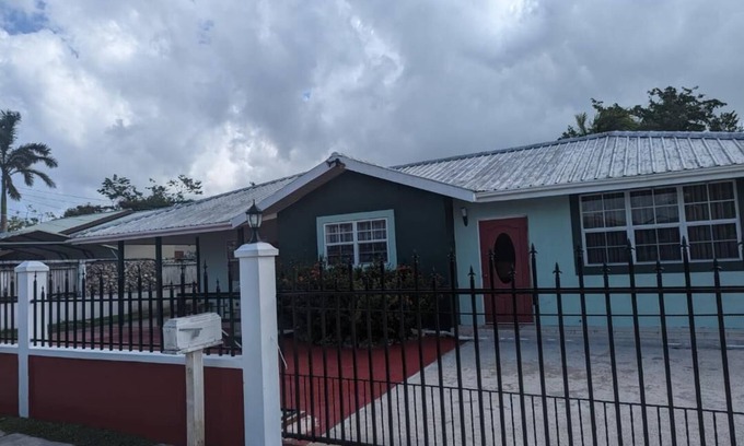 La Democracia House | 10 min from airport, 3 min from bacob eco park