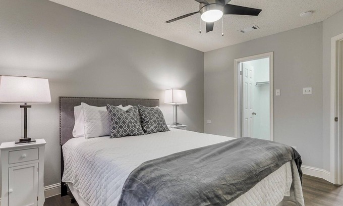 Grapevine House | 10 min from DFW Airport in Grapevine! 30+ Day Stays