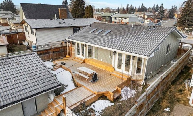Calgary House | 10 mins to downtown and airport brand new reno Cozy ski mountain vacation home