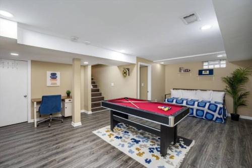 Ann Arbor House | 10 Mins To The Big House and Sleeps Up To 10 Guests