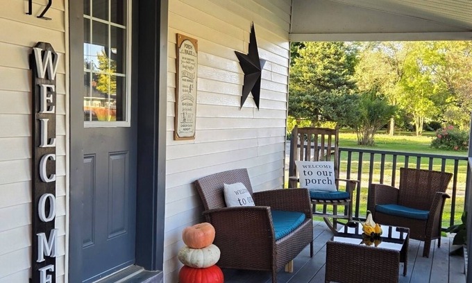 Forest Cottage | 10 minutes to beaches. Family-sized farmhouse with game room and yoga studio.