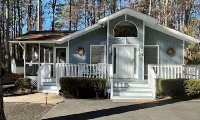 Ocean Pines House | 10 minutes to Ocean/beaches, stylish, inviting home on a quiet tree-lined street