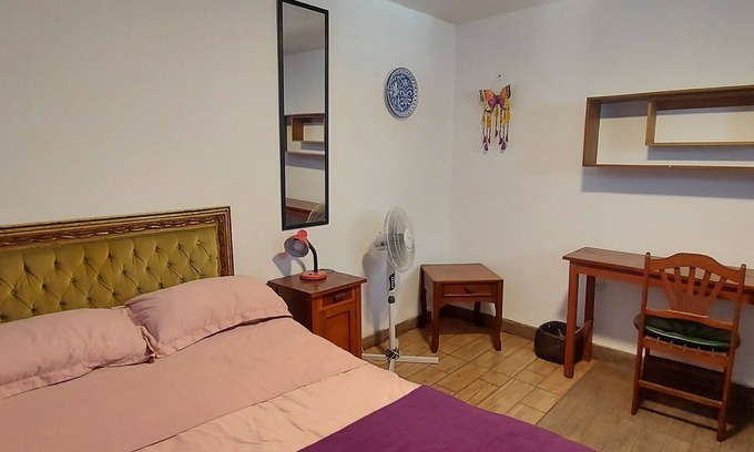 Miraflores House | 10 minutes walking from Kennedy park. Access to a kitchen and a terrace.