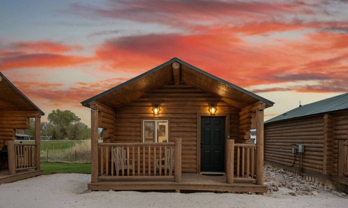 St. Charles Cabin | #10 Woodland Creature Cabin, Newly Remodeled! AC! New Beds! Sleeps 5