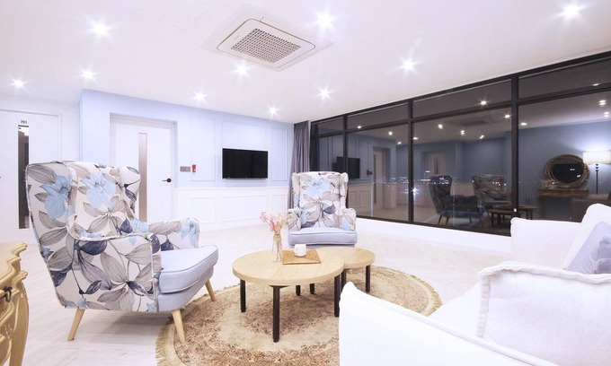 Chungmu Hotel | 100 m² Motel ∙ 2 bedrooms ∙ 10 guests