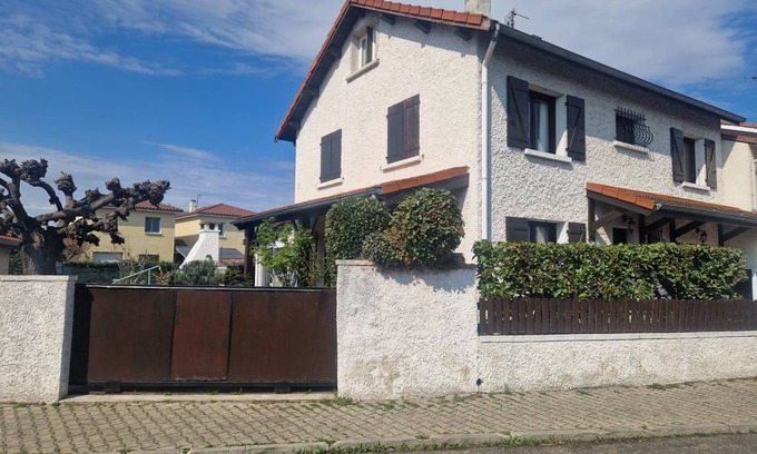Irigny Villa | 100 m² Villa ∙ 7 bedrooms ∙ 8 guests