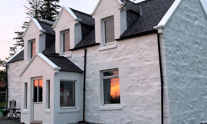 Kingsburgh House | 100 year old Renovated Cottage in North Skye