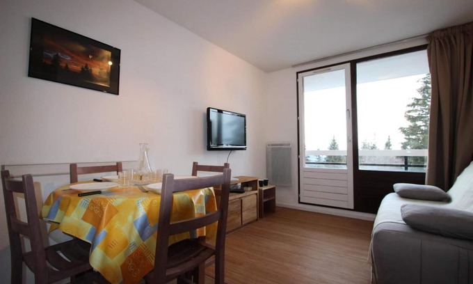 Chamrousse Apartment | 100m from ski slopes, 2nd floor, balcony, tv, ski locker, 24m², Chamrousse