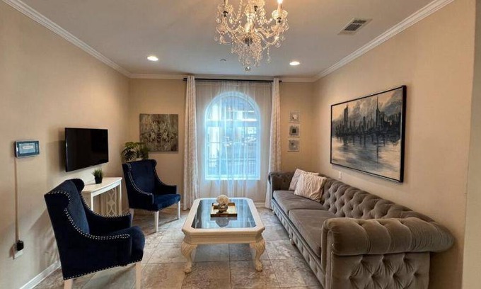 Arts/Warehouse District Apartment | 102 m² Apartment ∙ 3 bedrooms ∙ 6 guests