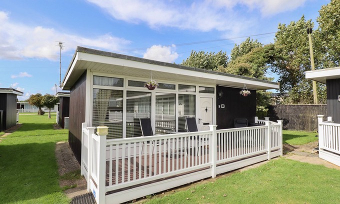 Chapel Saint Leonards Cottage | 107 THE LAURELS, pet friendly, with a garden in Chapel St Leonards