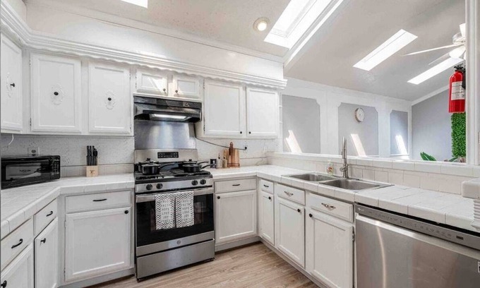Houston House | 11 Guests Cozy 3BR near IAH 2431 George Bush Airport