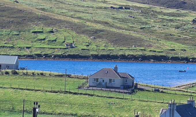 Carloway House | 11 KNOCK, pet friendly, character holiday cottage in Carloway