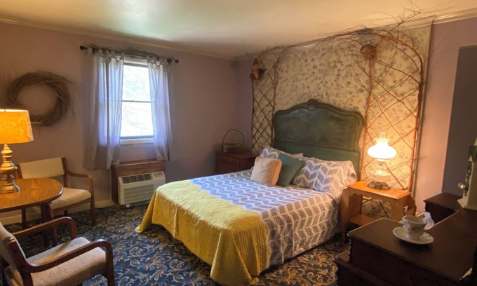 Clarington Apartment | 11-Robin's Nest Room