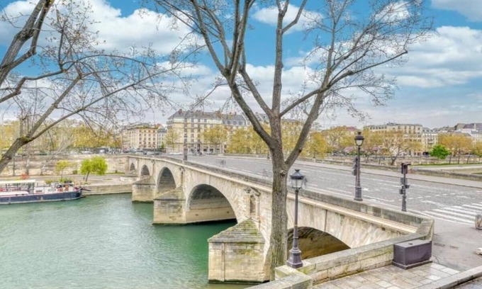 Les Iles Apartment | 110m2 a classic luxury home with memorable views of the seine on Quai de Bourbon