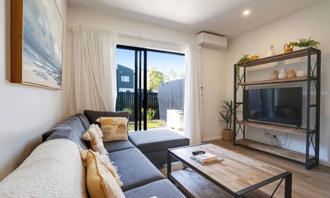 Auckland Apartment | 12/47A Huntington Drive