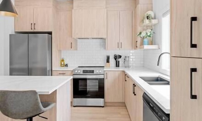 Southwest Calgary House | 12 Guests | 2 King Beds | Ping Pong| 6 BR| Garage