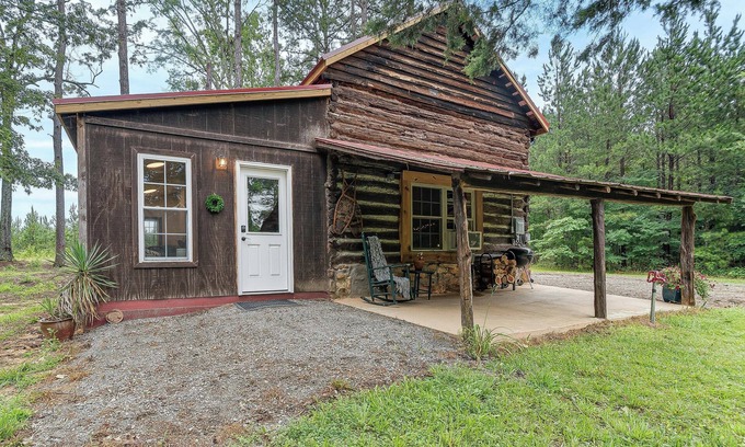 Scottsburg Cabin | 12 Mi to Staunton River State Park: Off-Grid Cabin