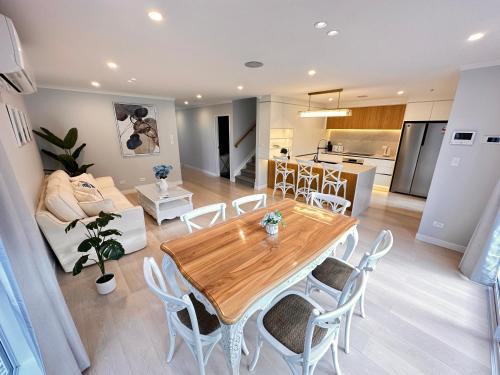 Auckland House | 123B Forresthill Rd