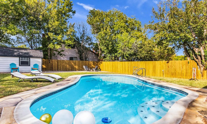 McNeil House | 13 minutes from the Austin Downtown, Pool, Escape to the best getaway