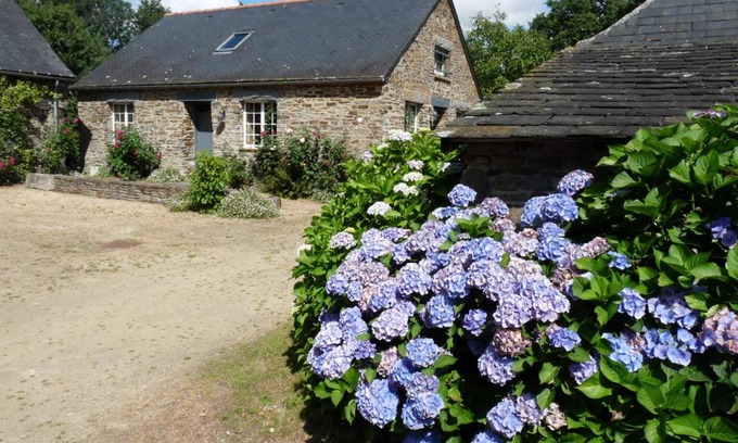 Saint-Igeaux House | 130 m² Gîte ∙ 3 bedrooms ∙ 6 guests