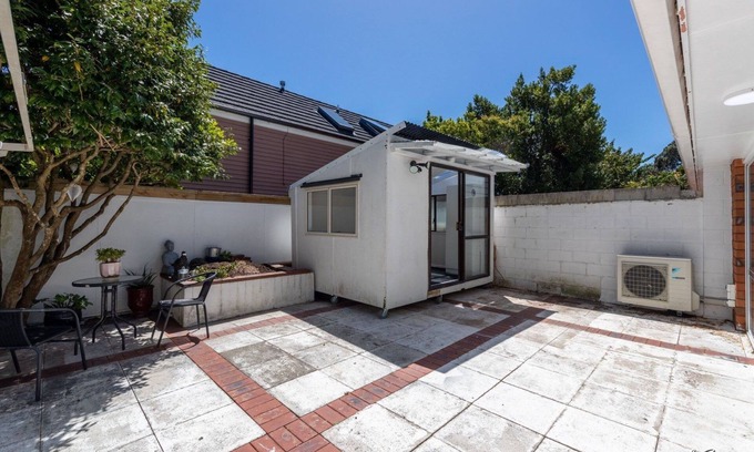Lower Hutt House | 14 Minutes to the ferry! Five bedrooms with a yard, an office room, and more!