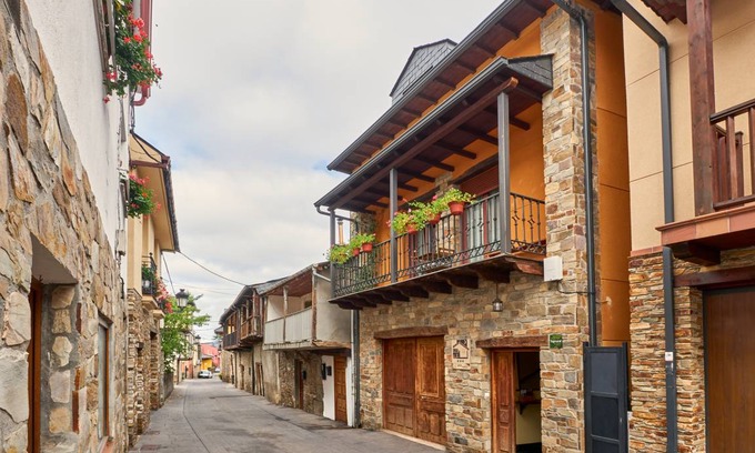 Molinaseca House | 140 m² House ∙ 5 bedrooms ∙ 11 guests